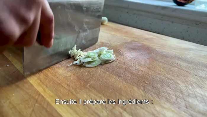 Préparer les ingrédients: poivre blanc, ail et piment séché.