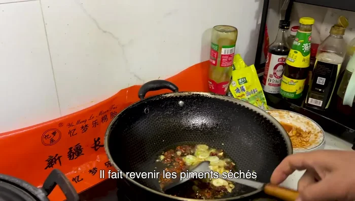 Faire revenir les piments séchés, l'ail et le poireau pendant quelques secondes à feu moyen.