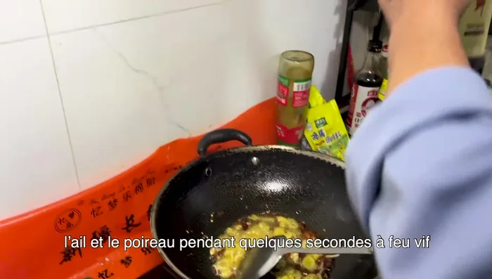 Ajouter une louche de sauce.