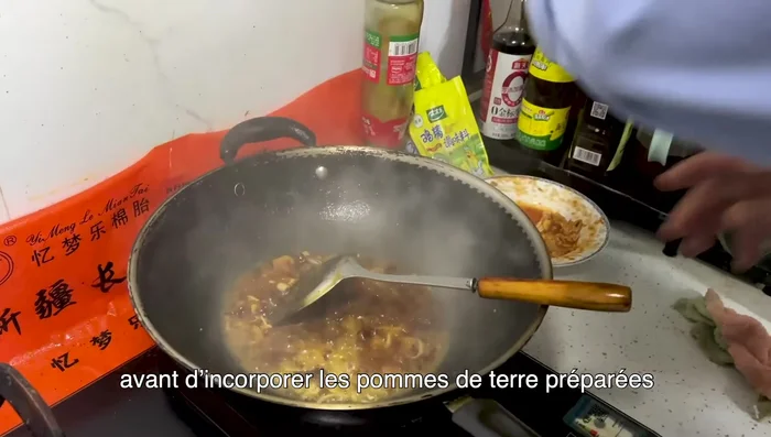 Incorporer les juliennes de pommes de terre.
