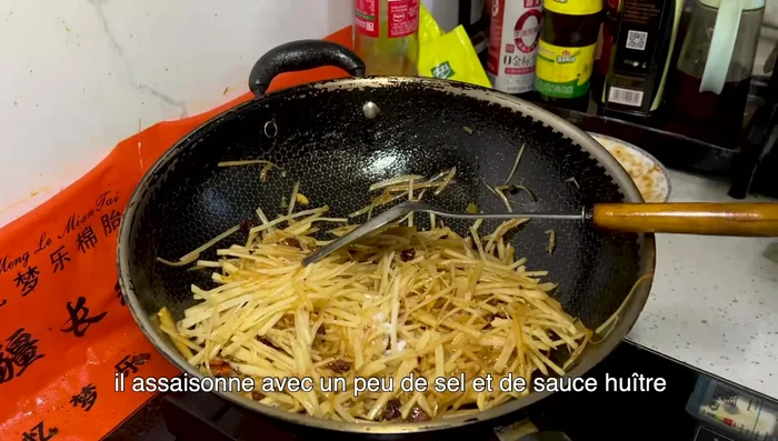 Assaisonner avec du sel et de la sauce.