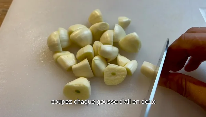 Coupez les patates en deux, puis en petits cubes.