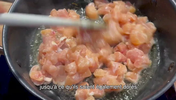 Faites frire les morceaux de poulet jusqu'à ce qu'ils soient dorés. Retirez-les.