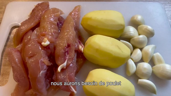 Découpez le poulet en petits cubes. Assaisonnez-le avec du poivre, du sel, du vin de cuisine et de l'huile. Mélangez bien et laissez mariner pendant 10 minutes.