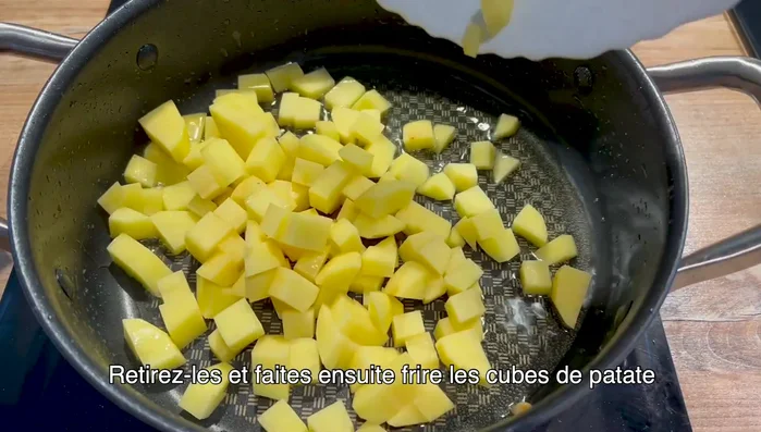 Faites ensuite frire les cubes de patates jusqu'à ce qu'ils soient bien dorés.
