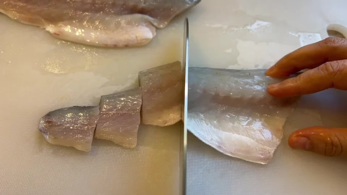 Coupez le poisson en gros morceaux. Massez-les avec un peu de sel, rincez-les à l'eau et séchez-les.