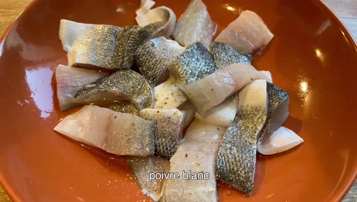 Assaisonnez le poisson avec du vin de cuisine, du sel, du poivre et de la sauce soja claire.