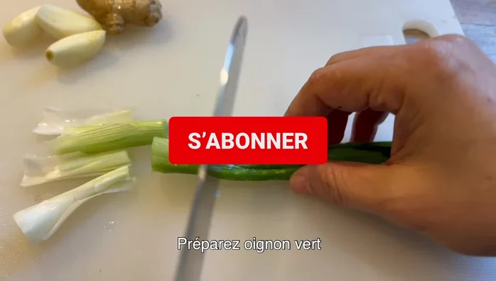 Préparez les oignons verts, l'ail et le gingembre. Faites-les frire jusqu'à ce qu'ils soient dorés, puis retirez-les.