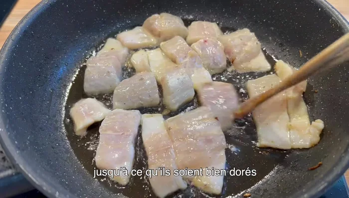 Faites frire les morceaux de poisson jusqu'à ce qu'ils soient bien dorés.