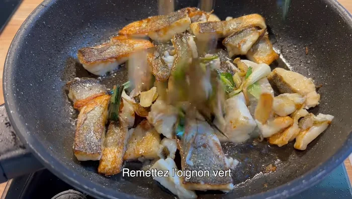 Remettez les oignons verts, l'ail et le gingembre dans la poêle. Ajoutez un peu de sauce soja claire.