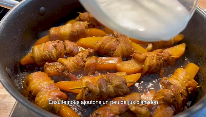 Ajouter du jus de cuisson pour épaissir la sauce.