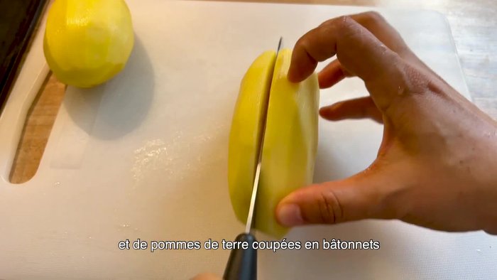 Couper les pommes de terre en bâtonnets.