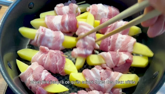 Faire dorer les rouleaux de porc dans une poêle.