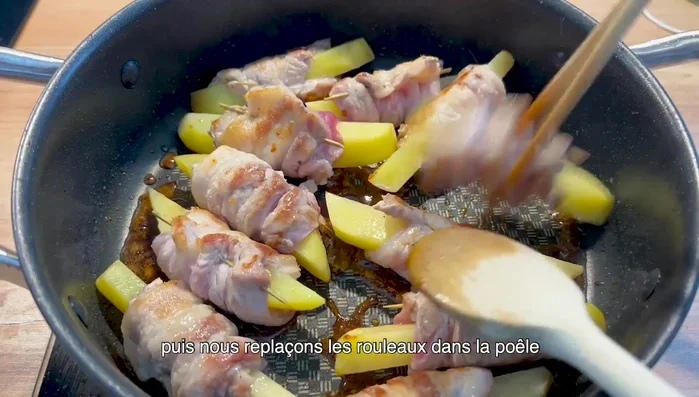 Remettre les rouleaux dans la poêle.