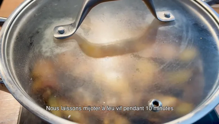 Laisser mijoter à feu vif pendant 10 minutes jusqu'à réduction du bouillon.