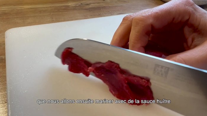 Marinez les lamelles de bœuf avec de la sauce huître, un peu d'amidon et d'huile. Laissez reposer 10 minutes.