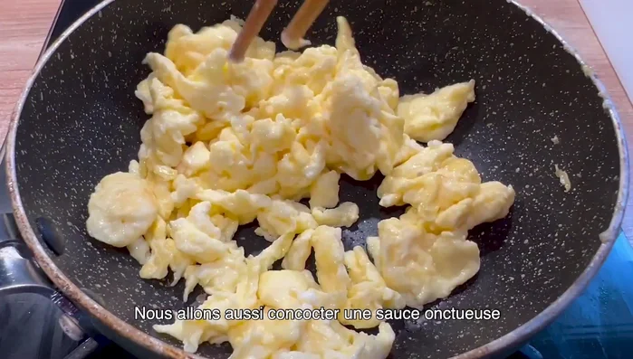 Préparez une sauce onctueuse en mélangeant de la sauce soja, de la sauce tomate, un peu d'amidon et de l'eau.