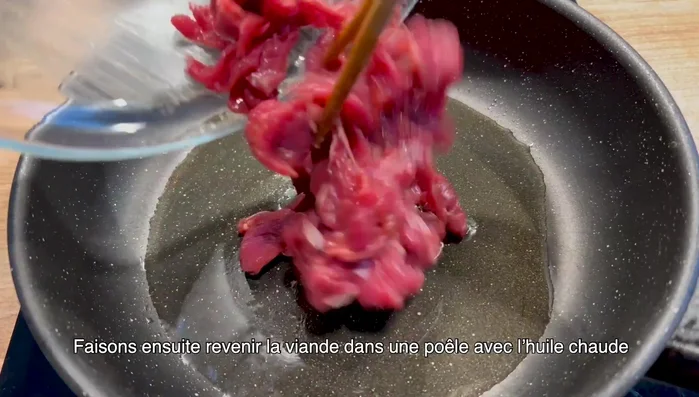 Faites revenir la viande dans une poêle chaude.