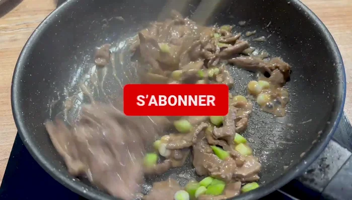 Ajoutez les poireaux, les tomates, une pincée de sel et l'omelette découpée.
