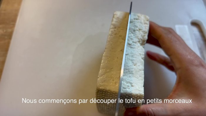 Découpez le tofu en petits morceaux.
