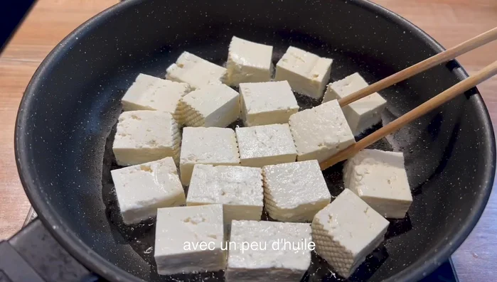 Faites frire les morceaux de tofu dans un peu d'huile jusqu'à obtenir une belle couleur dorée de chaque côté.
