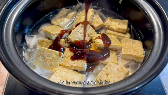 Ajouter la sauce huître, la sauce soja claire, les poivrons, une pincée de poivre blanc et du fond de volaille.
