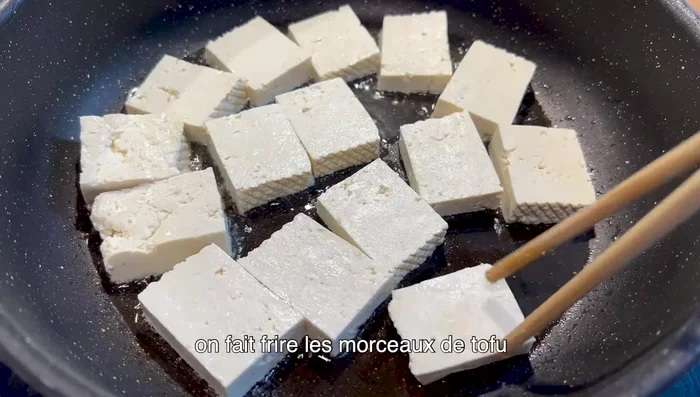 Faire revenir les morceaux de tofu dans l'huile jusqu'à ce qu'il soit bien doré.