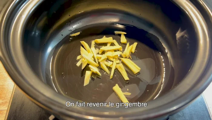 Faire revenir le gingembre, puis ajouter les champignons et cuire pendant 2 minutes.