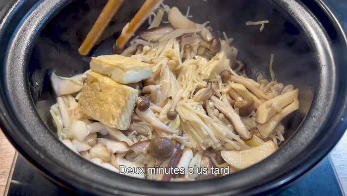 Incorporer le tofu, ajouter un peu d'eau pour l'assaisonnement.