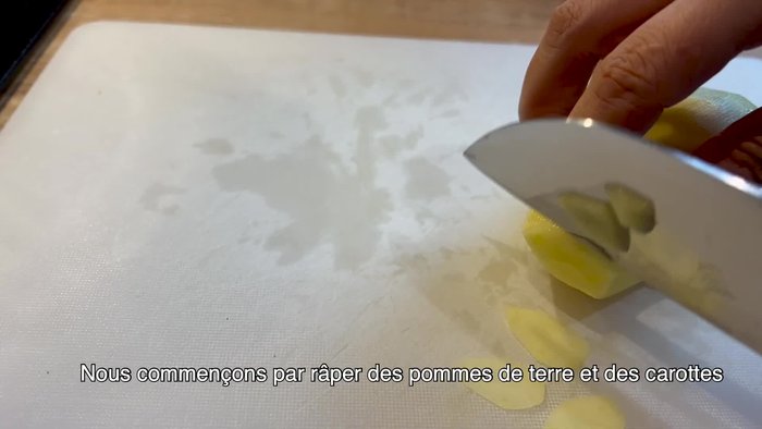 Râpez les pommes de terre et les carottes.