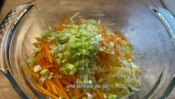 Mélangez les pommes de terre et les carottes râpées avec le poireau, une pincée de sel, la farine et un jaune d'œuf.