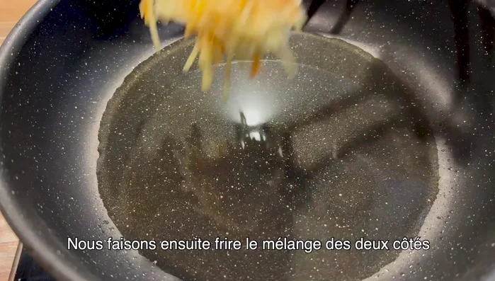 Faites frire le mélange des deux côtés dans une poêle chaude.