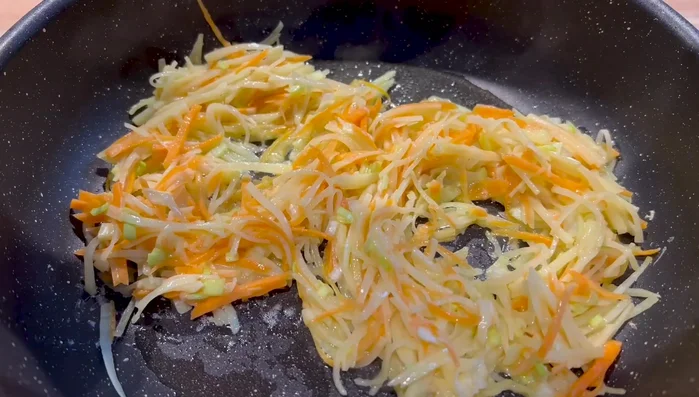 Ajoutez des œufs au mélange pendant la cuisson pour obtenir une belle texture.