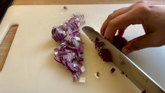Hacher finement les oignons rouges.