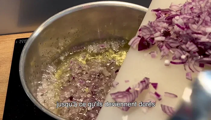 Faire frire les oignons dans l'huile de tournesol à feu doux jusqu'à ce qu'ils soient dorés.