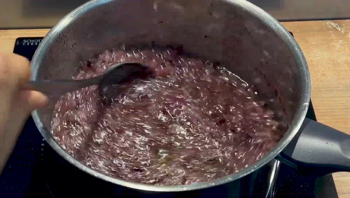 Ajouter du sucre, de la sauce soja claire et de la sauce soja foncée.