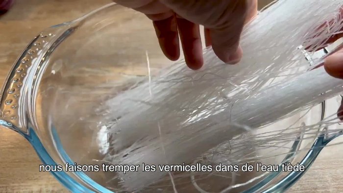 Faire tremper les vermicelles dans de l'eau tiède.