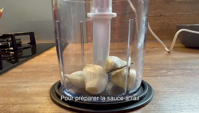 Préparer la sauce à l'ail : faire revenir de l'ail dans de l'huile chaude.