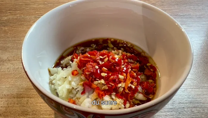 Ajouter du piment, de la sauce soja, de la crème, du sucre et de la sauce huître à la sauce à l'ail.