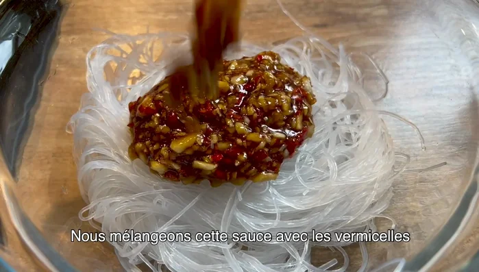 Mélanger la sauce avec les vermicelles.