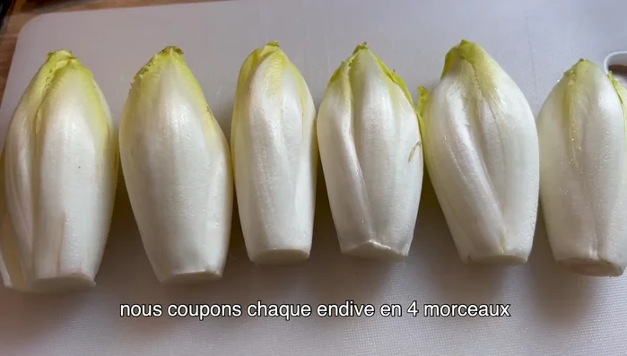 Couper chaque endive en quatre morceaux et les disposer dans une assiette.