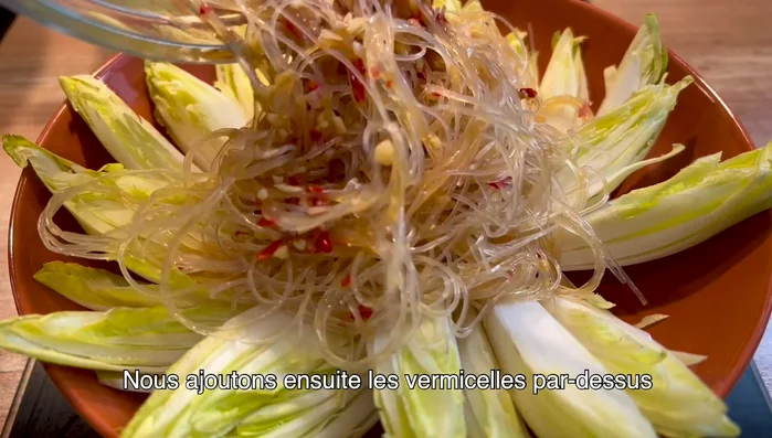 Ajouter les vermicelles aux endives.