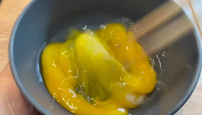 Préparer une omelette légère et moelleuse avec trois œufs.