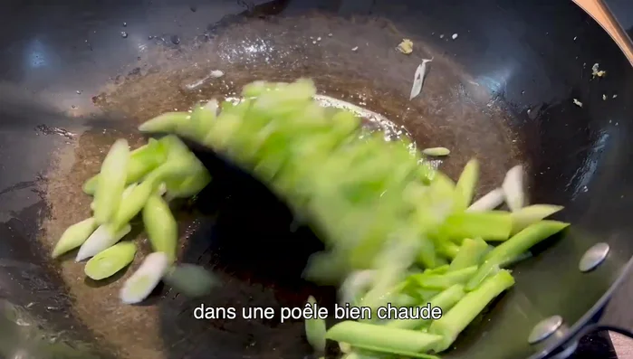 Faire sauter les pousses d'ail dans une poêle bien chaude avec une pincée de sel et une touche de sucre.