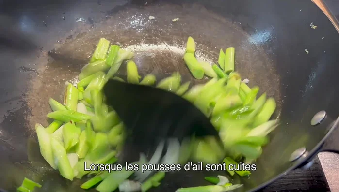 Lorsque les pousses d'ail sont cuites, ajouter l'omelette.