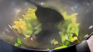 Omelette aux pousses d'ail : Recette facile et délicieuse