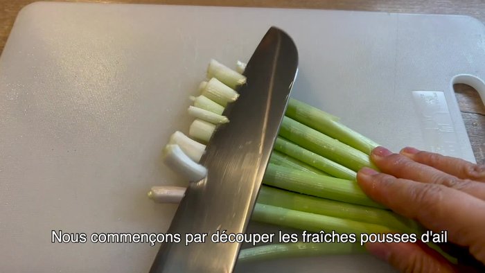 Découper les pousses d'ail fraîches en petits morceaux.