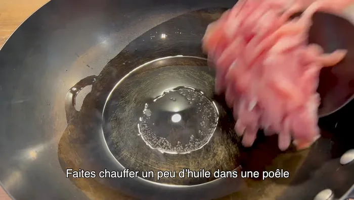 Faire chauffer de l'huile dans une poêle. Faire revenir les émincés de porc jusqu'à ce qu'ils changent de couleur.