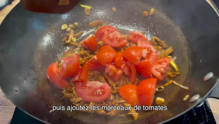 Ajouter les morceaux de tomates.
