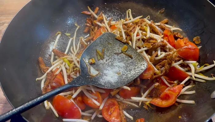 Ajouter du sel, de la sauce soja claire et de la sauce huître.